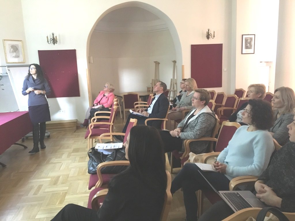 Anna Bąkiewicz, główny specjalista w Departamencie Strategii, Kwalifikacji i Kształcenia Zawodowego MEN prezentuje obowiązujące przepisy prawa w kontekście doradztwa zawodowego