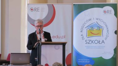 Joanna Wilewska - dyrektor DWKI MEN czyta list Minister Edukacji Narodowej do uczestników konferencji