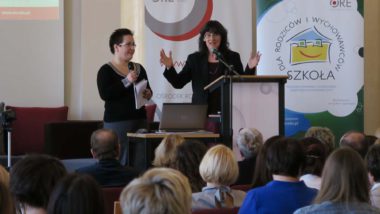 Wystąpienie Joanny Faber w towarzystwie tłumaczki