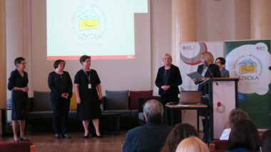 Dyrekor ORE J. Szczypiń i wicedyrektor M. Habib gratulują realizatorkom programu - od lewej: J. Sakowska, L. Narkiewicz-Skórko, M. Talar