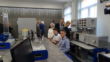 Uczniowie i goście podczas otwarcia pracowni