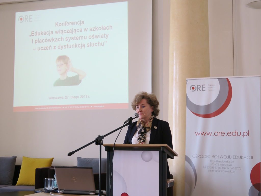 Małgorzata Wojtaszewska, dyrektor Wydziału Zwiększania Szans Edukacyjnych Kuratorium Oświaty w Warszawie wita uczestników konferencji