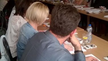 Trenerka i uczestnicy przy pracy