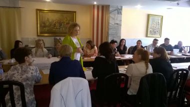 Trenerka i grupa przy pracy