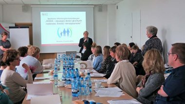 Wicedyrektor ORE Marzenna Habib wita Prezes Stowarzyszenia CODA POLSKA - Małgorzatę Czajkowską- KIsil