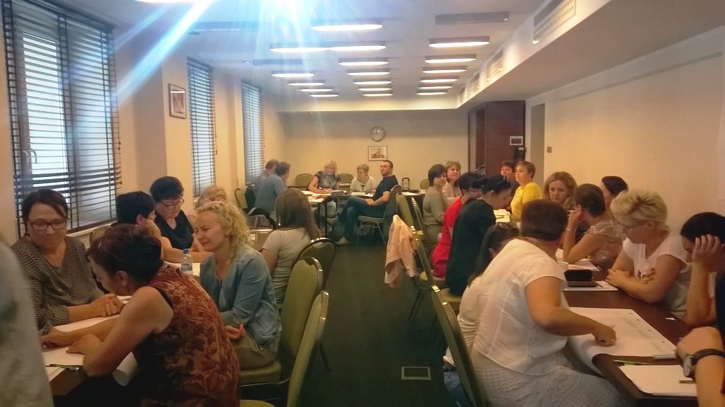 Uczestnicy szkolenia dyskutują w grupach