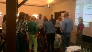 Uczestnicy w trakcie ćwiczenia aktywizującego