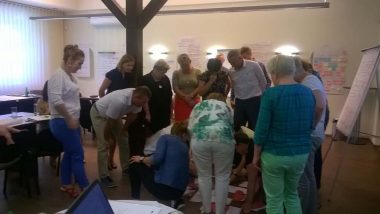 Uczestnicy w trakcie ćwiczenia aktywizującego