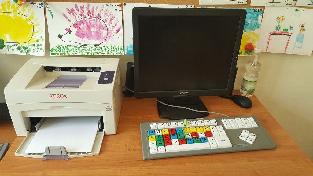 Komputer z klawiturą dla dzieci niedowidzących