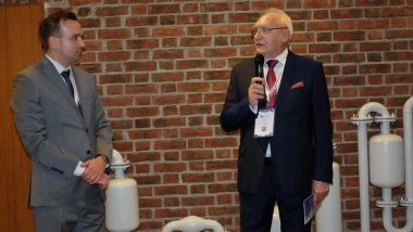 Polska premiera rekonstrukcji wynalazku Prezydenta Mościckiego z 1932 roku Damian Baran, dyrektor Międzynarodowego Forum Inteligentnego Rozwoju i Jan Ossa, właściciel Zakładu Budowy Maszyn OSSA