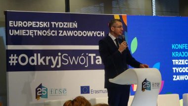 rozpoczęcie konferencji inaugurującej Europejski Tydzień Umiejętności Zawodowych w Polsce – European Vocational Skills Week pod hasłem „Odkryj swój talent” , prowadzący konferencję Grzegorz Miśtal