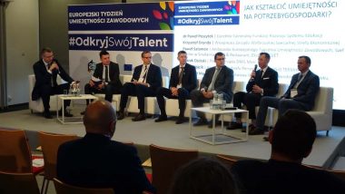 panel dyskusyjny I :"Jak kształcić umiejętności na potrzeby gospodarki?". Od lewej: Grzegorz Miśtal prowadzący dyskusję, Paweł Poszytek, Dyrektor Generalny Fundacji Rozwoju Systemu Edukacji, Krzysztof Drynda, Zastępca Prezesa Wałbrzyskiej Specjalnej Strefy Ekonomicznej, Paweł Salamon, Ambasador Europejskiego Tygodnia Umiejętności Zawodowych, Szef Kuchni w Smolarnia Hotel & Restaurant, Ekspert ECVET, Marek Osiński, Prezes Zarządu DMG Mori, Jacek Wójcik, Kierownik Wydziału Personalnego, PGNIG TERMIKA, Robert Musiałkiewicz, Państwowa Wyższa Szkoła Zawodowa we Włocławku, Ekspert ECVET