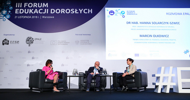 Monika Dawid-Sawicka – Ambasadorka EPALE, dr hab. Hanna Solarczyk-Szwec – prof. UMK, prezes Akademickiego Towarzystwa Andragogicznego oraz Marcin Olkowicz – trener, konsultant ds. rozwoju, edukator, praktyk. Rozmowa EPALE "Kiedy nauka spotyka się z praktyką"