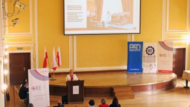 Wystąpienie Bożeny Mayer-Gawron - Wicedyrektor Ośrodka Rozwoju Edukacji podczas konferencji "Kształcenie zawodowe w czasach zaborów i w XX-leciu Polski Niepodległej"