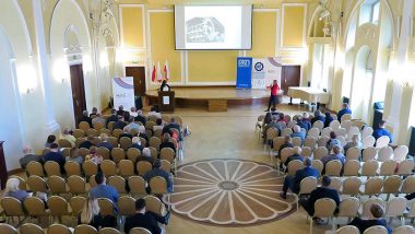 Wystąpienie Teresy Sosnowskiej, Dyrektor Wydziału Prac Normalizacyjnych (od prawej) i Joanny Skalskiej, redaktor prowadzący miesięcznika "Wiadomości PKN" (od lewej) podczas konferencji "Kształcenie zawodowe w czasach zaborów i w XX-leciu Polski Niepodległej"