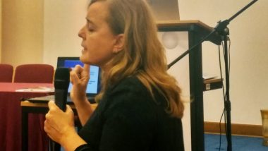 Urszula Grodzka z Centrum Dialogu Motywującego i Psychoterapii podczas prezentacji na temat dialogu motywującego