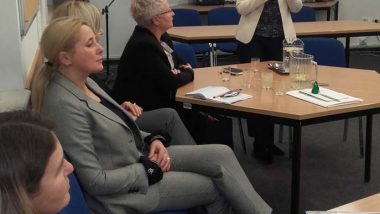 Sekretarz Stanu w MEN Marzena Machałek podczas rozmowy z wizytatorami ds. SPE