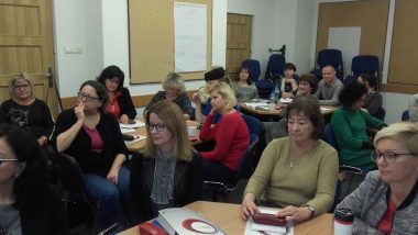 Wizytatorzy ds. specjalnych potrzeb edukacyjnych podczas wykładu na spotkaniu informacyjno-konsultacyjnym