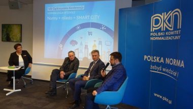 Sesja panelowa prowadzona przez G. Gregorczyk, Dyrektora OEIiZK, z udziałem dr. T. Kulisiewicza, Zastępcy Dyrektora Ośrodka Studiów nad Cyfrowym Państwem; A. Tusińskiego, burmistrza Podkowy Leśnej; .B. Dominiaka – Zastępcy burmistrza Dzielnicy Ursynów m.st. Warszawy