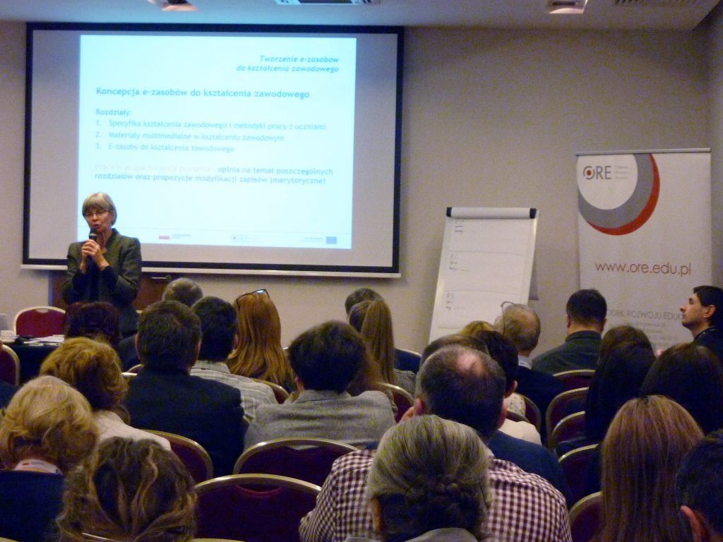 Anna Pregler ekspert merytoryczny prezentuje założenia projektu Tworzenie e-zasobów do kształcenia zawodowego
