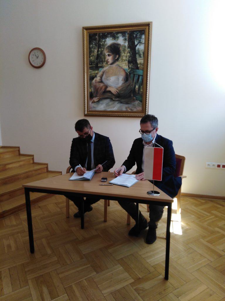 Od lewej Tomasz Madej – p.o. Dyrektor Ośrodka Rozwoju Edukacji w Warszawie, Robert Supeł – Dyrektor Muzeum Józefa Piłsudskiego w Sulejówku podpisują porozumienie o współpracy