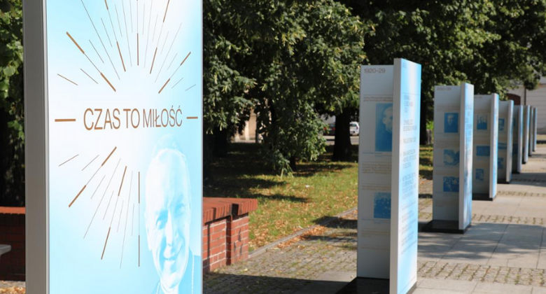 „Czas to miłość” – wystawa plenerowa upamiętniająca prymasa Stefana Wyszyńskiego