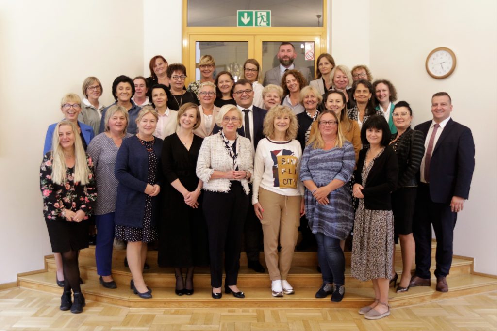 Grupa liderów Specjalistycznych Centrów Wspierających Edukację Włączającą (SCWEW) oraz pracowników Ośrodka Rozwoju Edukacji. Na pierwszym planie Sekretarz Stanu w Ministerstwie Edukacji i Nauki Marzena Machałek