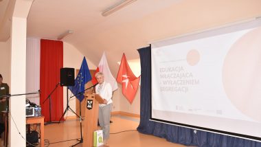 Pełniąca obowiązki Dyrektorki Specjalnego Ośrodka Szkolno–Wychowawczego imienia. Kawalerów Maltańskich w Bartoszycach oraz specjalistki kadry Specjalistycznego Centrum Wspierającego Edukację Włączającą wygłasza prelekcje podczas konferencji inauguracyjnej w Bartoszycach.