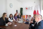 przy stole od lewej: Magdalena Claver-Pater − specjalistka i tłumaczka, Obdulia Taboadela Álvarez − Radczyni ds. Edukacji Ambasady Hiszpanii w Polsce, Virginia Ron Benoit − specjalistka ds. językowych, José Ramón Horrillo − specjalista ds. językowych; po prawej stronie: Tomasz Pitucha − wicedyrektor ORE, Elżbieta Witkowska − kierownik Wydziału Kompetencji Kluczowych ORE