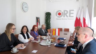 przy stole od lewej: Magdalena Claver-Pater − specjalistka i tłumaczka, Obdulia Taboadela Álvarez − Radczyni ds. Edukacji Ambasady Hiszpanii w Polsce, Virginia Ron Benoit − specjalistka ds. językowych, José Ramón Horrillo − specjalista ds. językowych; po prawej stronie: Tomasz Pitucha − wicedyrektor ORE, Elżbieta Witkowska − kierownik Wydziału Kompetencji Kluczowych ORE