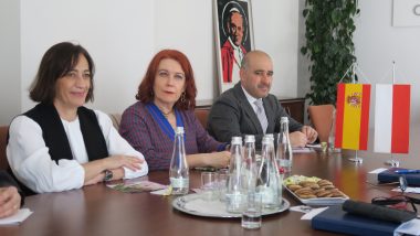 przy stole od lewej: Obdulia Taboadela Álvarez − Radczyni ds. Edukacji Ambasady Hiszpanii w Polsce, Virginia Ron Benoit − specjalistka ds. językowych, José Ramón Horrillo − specjalista ds. językowych