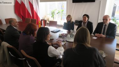 przy stole od lewej: José Ramón Horrillo − specjalista ds. językowych, Virginia Ron Benoit − specjalistka ds. językowych, Obdulia Taboadela Álvarez − Radczyni ds. Edukacji Ambasady Hiszpanii w Polsce, Magdalena Claver-Pater − specjalistka i tłumaczka; po prawej stronie: Tomasz Pitucha − wicedyrektor ORE, Anna Susek − starsza specjalistka ds. języków romańskich, Elżbieta Witkowska − kierownik Wydziału Rozwoju Kompetencji Kluczowych