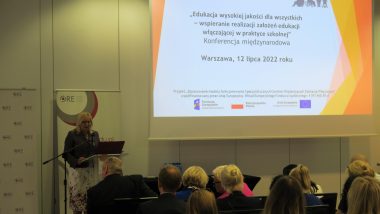 Wicedyrektor ORE Marzenna Habib wygłasza przemówienie otwierające konferencję