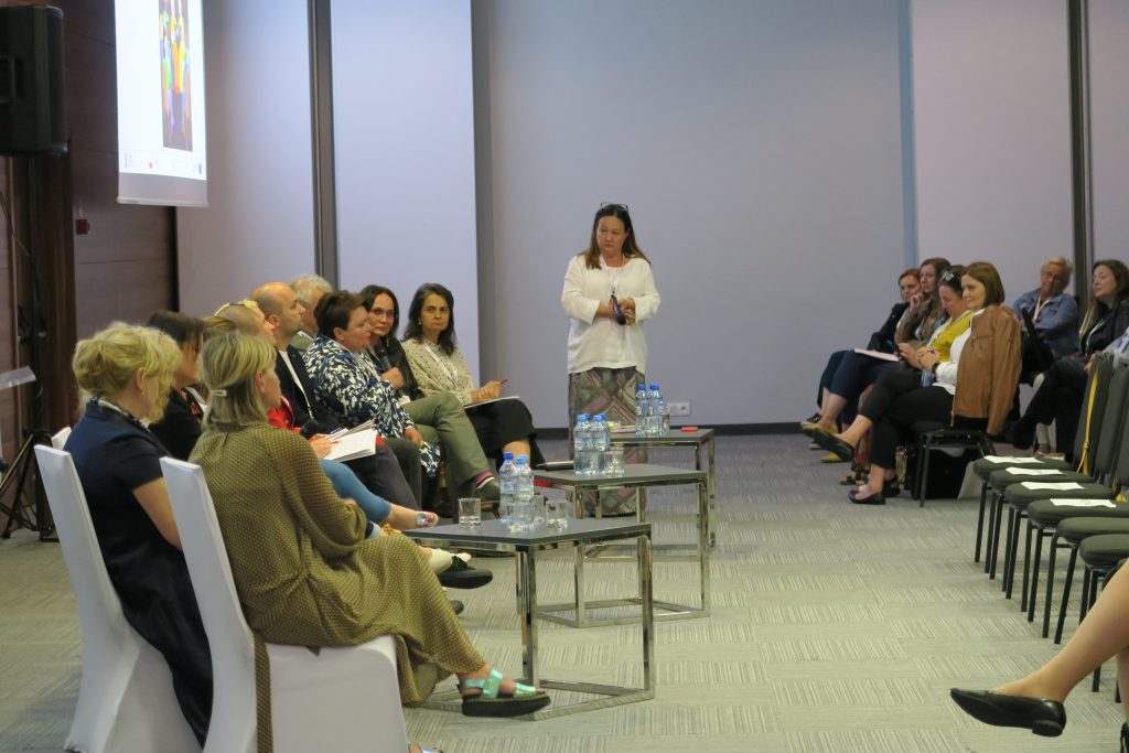 Widok na uczestników panelu dyskusyjnego.