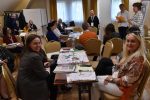 Warsztaty - praca w zespołach reprezentujących jednostki samorządu terytorialnego, samorządowcy i dyrektorzy szkół z gmin wiejskich, miejsko-wiejskich i miejskich.