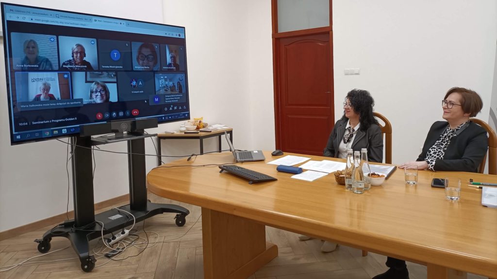 od prawej strony Dorota Macander- Trenerka Programu Golden 5; Anna Powązka – koordynator programu Golden 5, nauczyciel konsultant WWP, uczestnicy seminarium