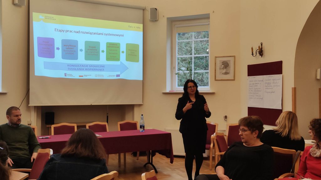 Wystąpienie przedstawicieli MEiN. Wystąpienie przedstawicieli Ministerstwa Edukacji i Nauki z Departamentu Wychowania i Edukacji Włączającej Pani Elżbieta Neroj zastępca Dyrektora oraz Pan Jan Kosiński-Gortych radca ministra.