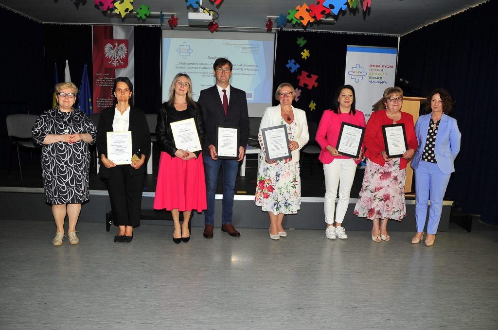 Zdjęcie przedstawia osoby, które otrzymały dyplomy z podziękowaniami