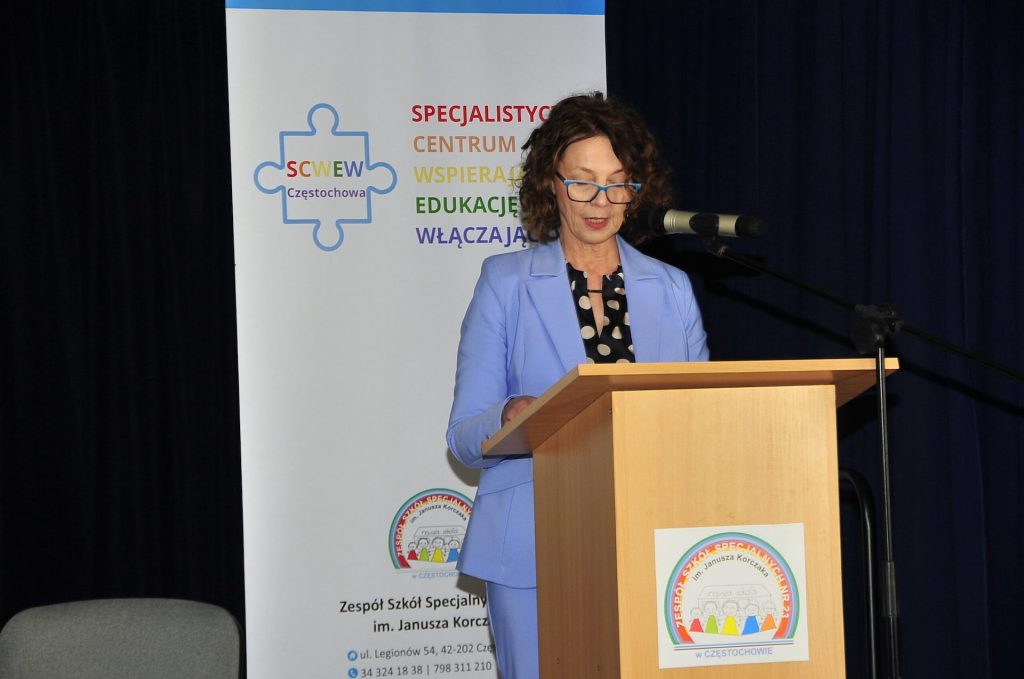 Zdjęcie przedstawia Panią lider Jolantę Miękinę mówiącą przez mikrofon