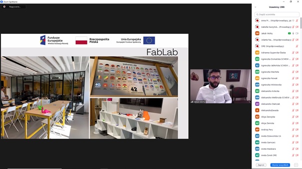 zrzut z ekranu przedstawia osobę, która mówi o wyposażeniu sprzętowym z szkole - ławki, stoliki i półki.