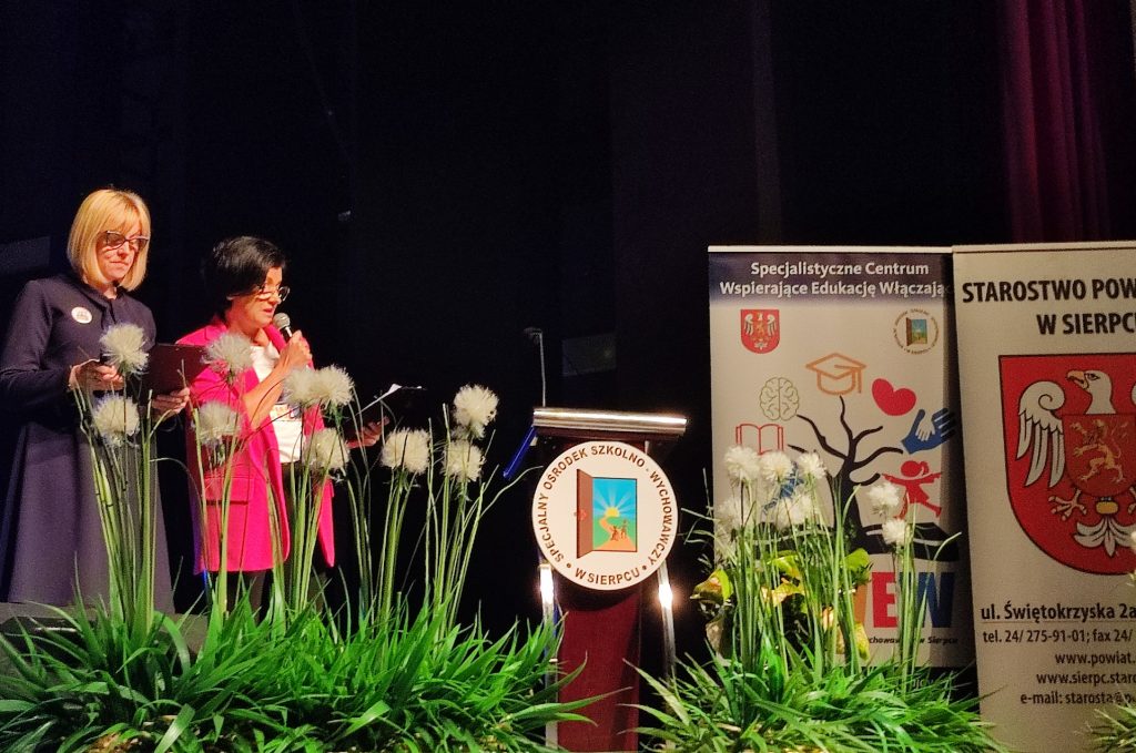 Zdjęcie przedstawia dwie osoby, Panią Eleonorę Brudnicką i Panią Marzannę Dąbrowską na tle dwóch roll-up