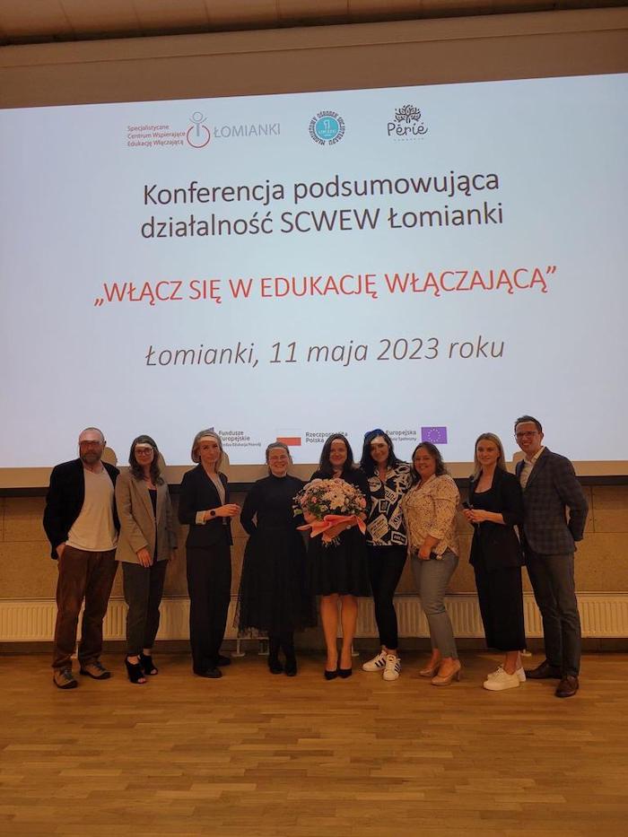 Zespół Specjalistycznego Centrum Wspierającego Edukację Włączająca w Łomiankach, Liderka projektu trzyma bukiet kwiatów.