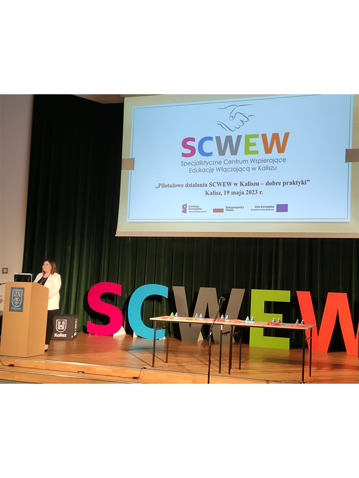 Otwarcie konferencji pod nazwą Pilotażowe działania SCWEW w Kaliszu – dobre praktyki Kalisz dnia 19 maja 2023. Dyrektor Sylwia Baranowska wita obecnych gości.