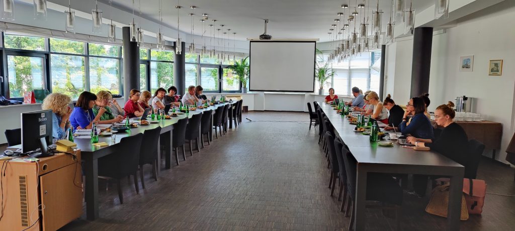 zdjęcie przedstawia salę, na której siedzi 20 osób. Jest zespół osób, które wchodzą w skład Centrum Koordynującego przy ORE