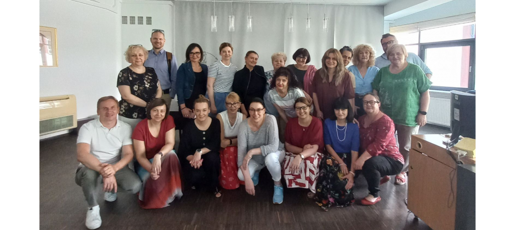 zdjęcie przedstawia 21 osób pozujących do zdjęcia. Osoby są składem CK i się uśmiechają