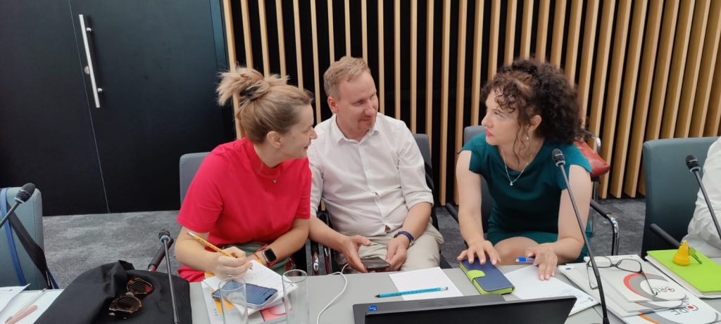 zdjęcie przedstawia trzy osoby, które są członkami CK. Osoby prowadzą dyskusję.