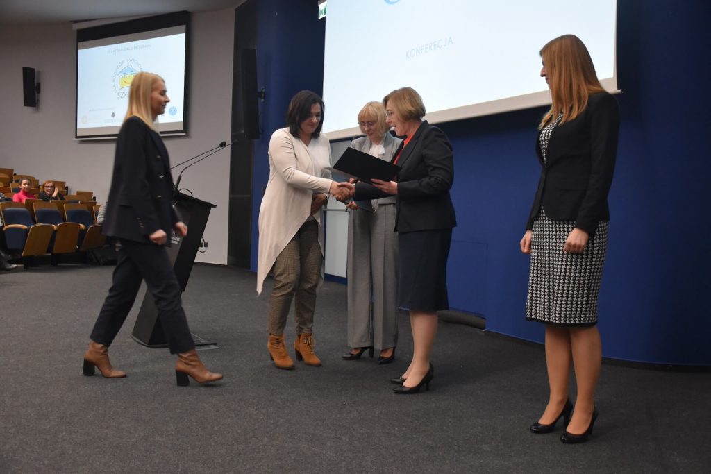 od lewej: nauczycielki, które ukończyły program Golden5, Halina Czerwońska, Barbara Nowak – Małopolski Kurator Oświaty, Anna Studniczek – Ośrodek Rozwoju Edukacji