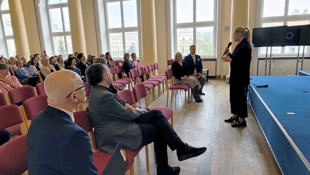 Barbara Nowacka (Minister Edukacji), Robert Bartold (Dyrektor Generalny), Andrzej Suchenek (Dyrektor Ośrodka Rozwoju Edukacji), Krzysztof Maryl (Wicedyrektor Ośrodka Rozwoju Edukacji), Marzenna Habib(Wicedyrektor Ośrodka Rozwoju Edukacji)