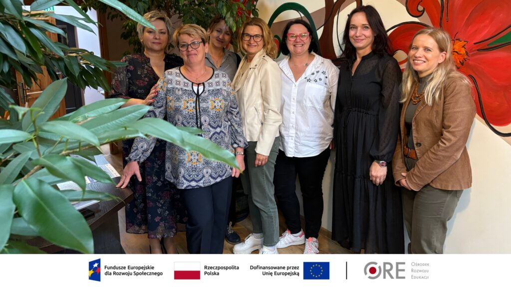 Ekspertki ORE, dyrekcja i nauczycielki ze szkoły w Nowotańcu