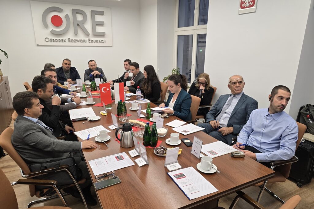 od lewej (nie uwzględnia tłumaczy): Hakan Baral ekspert ds. migracji; Mustafa Güney ekspert ds. migracji; Yusuf Kaya, urzędnik państwowy; Tuğba Bülbül, urzędniczka państwowa; Serdar Dal Zastępca Dyrektora Regionalnej Dyrekcji Zarządzania Migracją w Stambule; Talip Menekşe kierownik działu (szef delegacji); Gürkan Güngöroğlu ekspert ds. migracji; Ufkum Kemal Edisan ekspert ds. migracji; Esranur Sümer ekspertka ds. migracji; Elisa Speziali koordynatorka z EUAA (European Union Agency for Asylum – Agencja Unii Europejskiej ds. Azylu); Giannis Kontostergios koordynator z EUAA